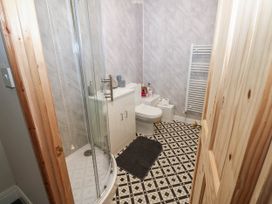 A bathroom with a shower, toilet, and sink at Prudhoe Cottage in Prudhoe