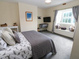 A bedroom with a bed and window seat at Prudhoe Cottage in Prudhoe