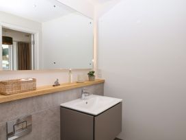 A bathroom with sink and mirror at Beachstone in Salcombe