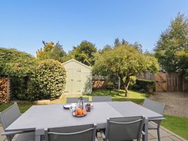 A garden with a dining table and chairs at Briargarth in Keswick