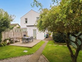 A garden with a table and chairs at Briargarth in Keswick