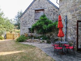 A garden with a table and chairs near Dashel Cottage at Dockwell Farm near Widecombe-In-The-Moor