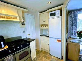 A kitchen with a refrigerator and an oven at Sea Breeze A Beautiful 3 Bed Pet Friendly Retreat, Mablethorpe