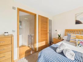 A bedroom with a bed and a shower room at Apartment Sleeps 4 Enclosed Garden Pets Welcome in Flushing