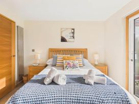 A bedroom with a bed and side tables at Apartment Sleeps 4 Enclosed Garden Pets Welcome in Flushing
