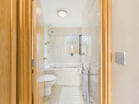 A bathroom with a bathtub and toilet at Apartment Sleeps 4 Enclosed Garden Pets Welcome in Flushing