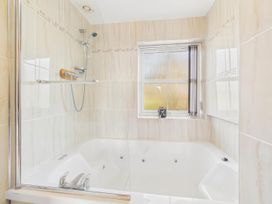 A bathroom with a bathtub and shower at Apartment Sleeps 4 Enclosed Garden Pets Welcome in Flushing