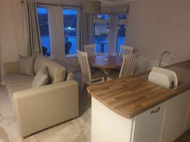 A dining room with a table and chairs at Pet Friendly 2Bed Luxury Lodge in Routh HotTub near Beverley