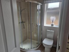 A bathroom with a shower and toilet at Pet Friendly 2Bed Luxury Lodge in Routh HotTub Heron Lakes Luxury Lodge Park near Beverley