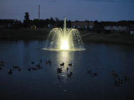 A fountain with ducks swimming nearby at Pet Friendly 2Bed Luxury Lodge in Routh HotTub Heron Lakes Luxury Lodge Park near Beverley