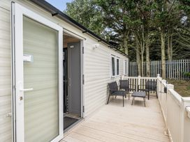 An outdoor deck with chairs and a table at Primrose Valley 3Bed Caravan Sleeps 8 Pets Ok, Primrose Valley
