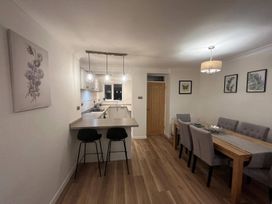 A dining room with a table and chairs at Charming 3Bed Cottage Private Garden Parking in Torquay
