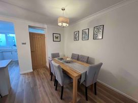 A dining room with a table and chairs at Charming 3Bed Cottage Private Garden Parking Torquay