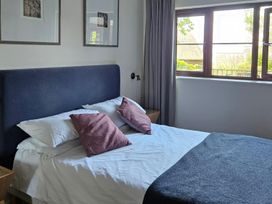 A bedroom with a bed and window at 2bed sleeps4 pool freeparking Trenythonestate near Par