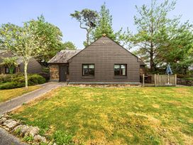 A house with garden and pathway at 2bed sleeps4 pool freeparking Trenythonestate near Par
