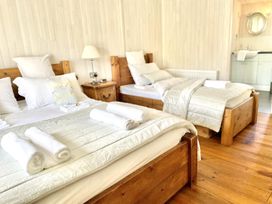 A bedroom with a double bed and a single bed at Stunning Sleeps 6 Luxury Lodge Pets Mercia Marina near Willington, Derbyshire