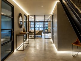 A hallway with a table and mirror at the property in 