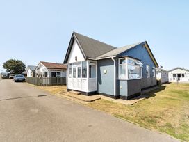 A house with a driveway and fence at Seahorse Chalet Sleeps 6 Pets Log Burner Beach Bridlington