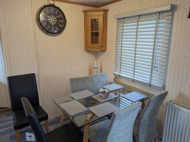 A dining room with a table and chairs at the property