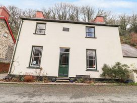 A house with windows and a green door at Llys Gwaun in Fishguard