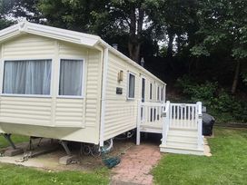 A mobile home with steps and windows in an outdoor area at Heatherview Willerby Bishop Auckland
