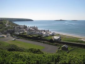 A coastal view with houses and sea at Bwlchgwyn - Bwlchgwyn Caravan, Aberdaron Pwllheli
