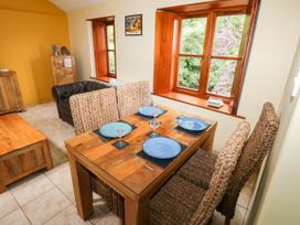 A dining room with a table and chairs at The Old Forge in Kingsbridge