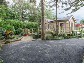 An outdoor area with a lodge and plants at Brambleside Lodge in Truro