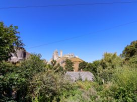 A view of castle ruins and greenery at Farthing Cottage Corfe Castle