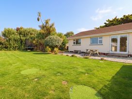 A garden with a house and patio furniture at Cloudbreak in Wadebridge