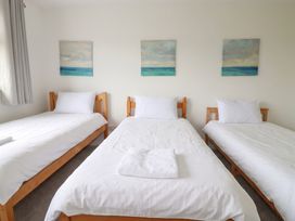 A bedroom with three single beds at Cloudbreak in Wadebridge