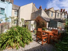 A garden with a table and chairs surrounded by plants at 57 High Street Portland