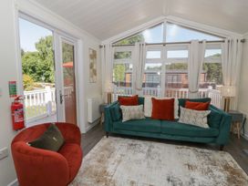 A living room with a sofa and armchair at 73 Cildraeth in New Quay