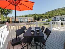 An outdoor seating area with a table and chairs at 73 Cildraeth in New Quay