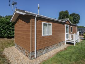 An outdoor view of a cabin with a garden at 73 Cildraeth in New Quay