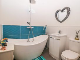 A bathroom with a bathtub, sink, and toilet at Angels Place in Yelverton
