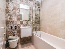 A bathroom with a bathtub, sink, and toilet at Blanket Row in Hull