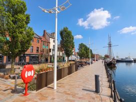 A waterfront area with buildings and boats at Blanket Row in Hull