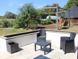 A garden with seating and a planter at The Hyde Clubworthy near Launceston
