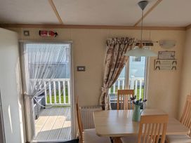 A dining room with a table and chairs at Beachcomber Cabin Dog Friendly Anderby Creek Lincolnshire