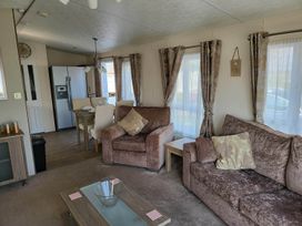 A living room with sofas and a dining area at The Old Barn in Manchester