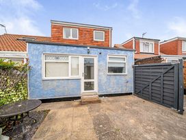 An exterior view of a house with a garden area at Cottage Sleeps 6 with Parking and Garden in Bridlington