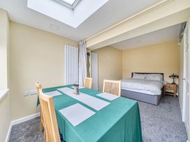A dining room with a table and chairs at Cottage Sleeps 6 with Parking and Garden in Bridlington