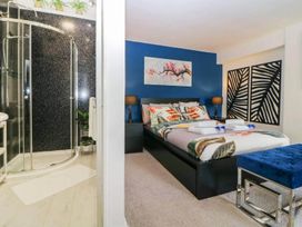 A bedroom with shower and bed at the property