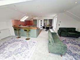 A living room with a kitchen counter and dining area at Apartment Sleeps 4 with Balcony and Parking in Kingsbridge