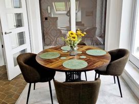 A dining room with a round table and chairs at Apartment Sleeps 4 with Balcony and Parking in Kingsbridge