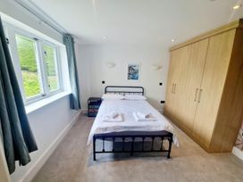 A bedroom with a bed and wardrobe at Apartment Sleeps 4 with Balcony and Parking, Kingsbridge