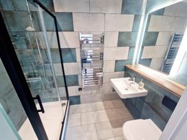 A bathroom with a shower, toilet, and sink at Apartment Sleeps 4 with Balcony and Parking in Kingsbridge