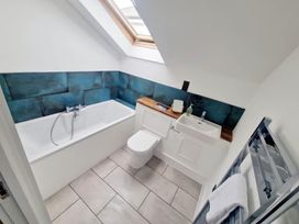 A bathroom with a bathtub, toilet, and sink at Apartment Sleeps 4 with Balcony and Parking in Kingsbridge