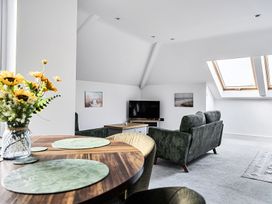 A living room with a dining table and sofa at Apartment Sleeps 4 with Balcony and Parking in Kingsbridge